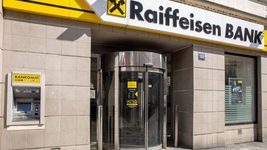 Акции Raiffeisen Bank упали на 6% после введения санкций в Украине. Ранее банк признал существование так называемых «ДНР» и «ЛНР»