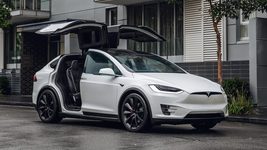 Tesla вже не в тренді? Бо є дешевий Nissan. Або які електрокари шукають українці під час війни