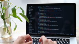 «Ви підтверджуєте, що здатні створювати понад 12 IOS додатків на місяць?» Айтівці обговорюють диво-вакансію з неймовірними вимогами до продуктивності