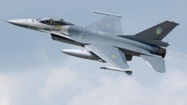 Українські волонтери, які створюють макети Starlink для ЗСУ, показали повнорозмірний муляж літака F-16