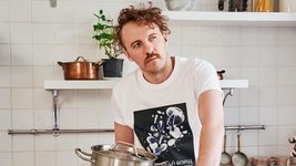«Я бл*дь ненавижу нах*й все российское». Клопотенко прокомментировал русский язык и рецепты оливье на своем сайте