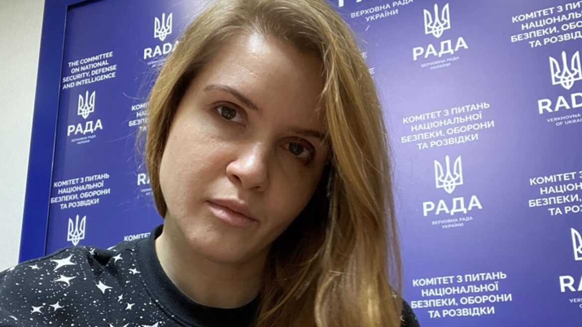 Нардеп Безугла розповіла чому вона проти законопроєкту про кіберсили. Перед цим вона влаштувала колотнечу з його автором прямо на парламентській трибуні