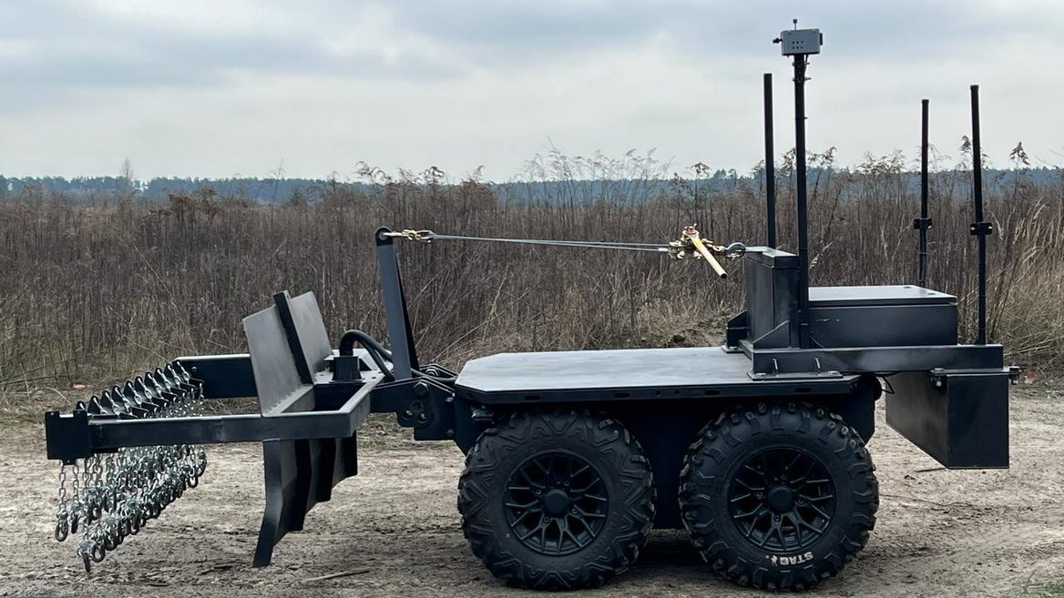 Украинские разработчики роботов Ratel создали дистанционно управляемый комплекс разминирования. Что он может