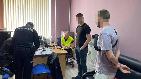 Столичные правоохранители поймали двух мужчин, снимавших работу ПВО на Святошино