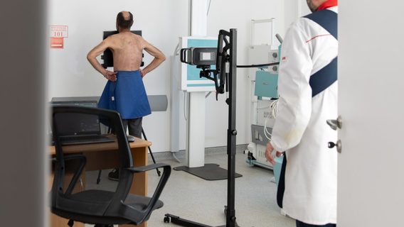 В українських лікарнях вперше встановили надсучасне обладнання, яке за допомогою ШІ діагностує туберкульоз