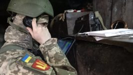 Украинские военные используют в окопе старый заводной телефон, как самое безопасное средство связи