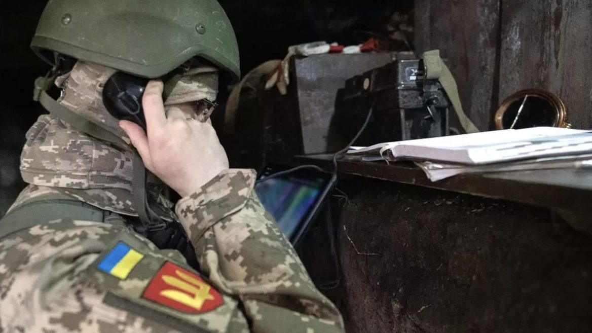 Украинские военные используют в окопе старый заводной телефон как самое безопасное средство связи