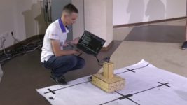 Команда Житомирской политехники AIDreamers представила прототип медбота, который может измерять температуру и раздавать таблетки. Как он работает