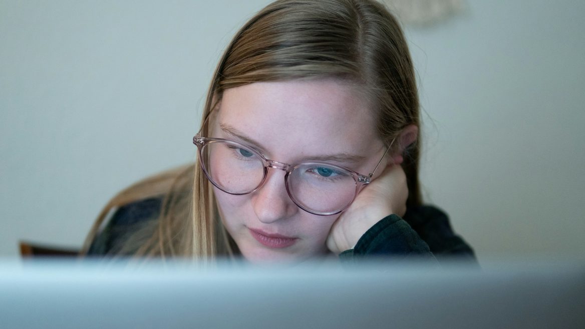 «Я в Данії працюю на двох роботах одночасно. Вдень збираю гриби за 22 євро за годину. Ввечері пишу на PHP/Laravel за 20 євро за год». Українка поділилась досвідом працевлаштування за кордоном