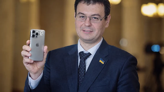 Hetmantsev found 18 iPhones on the Yabko website and hinted that they might be contraband. The network reacted