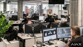 «Одним все дозволено і вони мають найкращі стільці, інші працюють на самих незручних стільцях і не можуть вийти на перекур». Експрацівник Ajax Systems «розніс» роботодавця після 9 місяців роботи в компанії 
