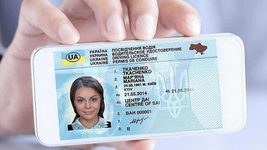 Водителя выписали штраф за то, что показал патрульным водительское удостоверение в «Дії», а не физический документ. Он обратился в суд: что было дальше?