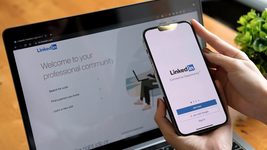How to improve your LinkedIn with AI? 6 profile optimization prompts from a Ukrainian career coach
