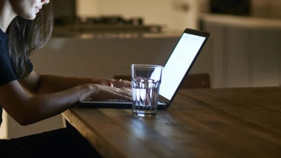 Миколаївський суд заборонив прибиральниці працювати в IT через продаж двох нюдсів у Telegram