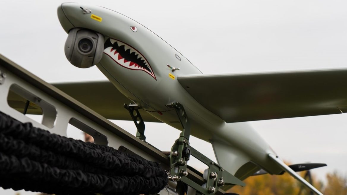 Мобільний пункт управління для нових дронів Shark що можуть наводити HIMARS обладнають в автобусі. Ось як це виглядатиме