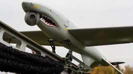 Мобільний пункт управління для нових дронів Shark, що можуть наводити HIMARS, обладнають в автобусі. Ось як це виглядатиме