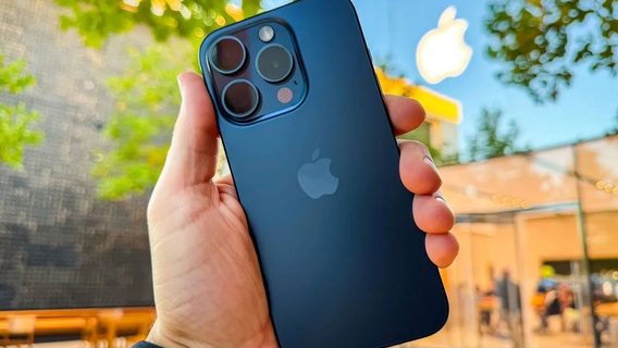 Жінка у Львові продавала свій Iphone 15 Pro Мах, але замість 46 000 грн отримала сувенірні долари з надписом «it’s not the money it’s a joke»