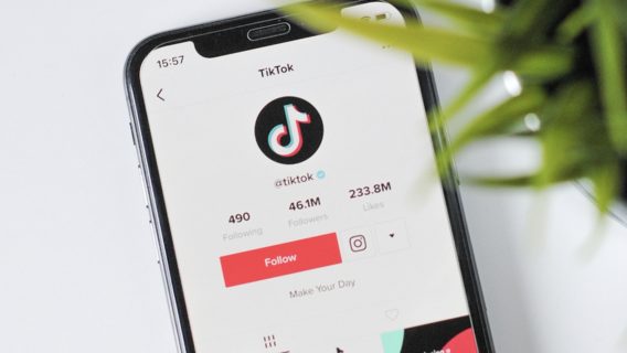 Шахраї пропонують чималі заробітки за перегляд відео в TikTok та Telegram, а натомість ошукують людей на сотні тисяч гривень. Як це відбувається
