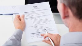 Резюме повинно бути сторінкою, що продає, а не сторінкою з «Вікіпедії». Експерти говорять, що ШІ-інструменти роздувають CV — лаконічні формати працюють краще