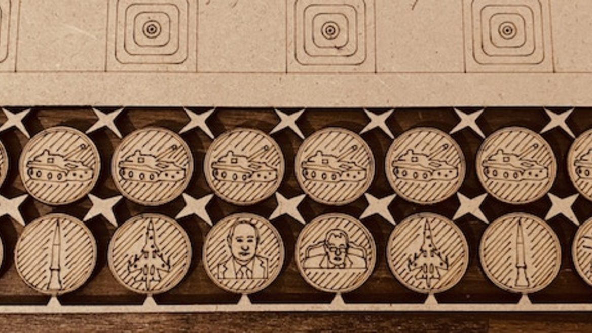 На Kickstarter збирають кошти на патріотичні деревяні шахи 6 в 1 що популяризують українську культуру