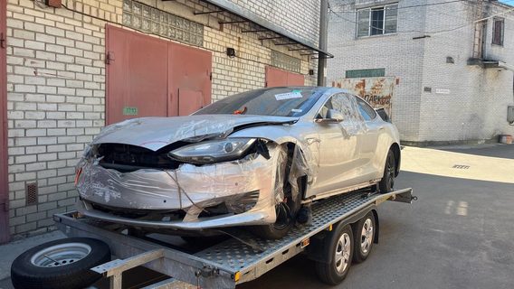 Як українські механіки розбирають Tesla на акумулятори, чи підходять інші електромобілі і що може підживити один електрокар від Ілона Маска
