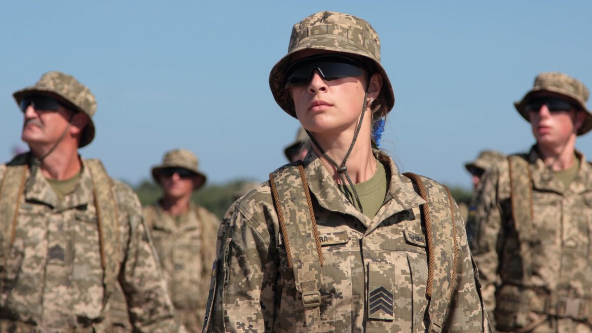 Минобороны официально отложило обязательный военный учет женщин на 1 год - до октября 2023 года.