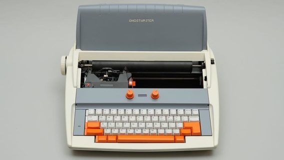 Изобретатель создал умную печатную машинку, которая сама пишет тексты на бумаге и может поговорить со своим владельцем на разные темы: видео
