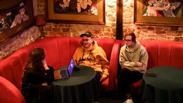 UPD. Два стендапера случайно попали на митап Grammarly в Берлине. Начали шутить об однополом сексе, животных и не только. Какова была реакция айтишников и что говорят в компании