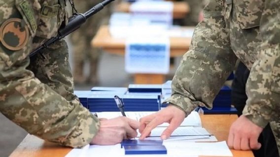Українці за кордоном зможуть отримати бронювання від мобілізації дистанційно. Як працюватиме механізм і що таке Unity Hub