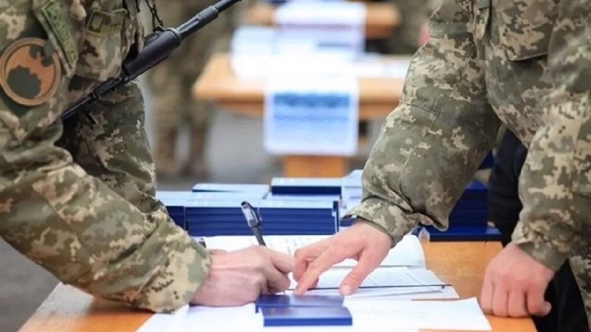 Українці за кордоном зможуть отримати бронювання від мобілізації дистанційно. Як працюватиме механізм і що таке Unity Hub