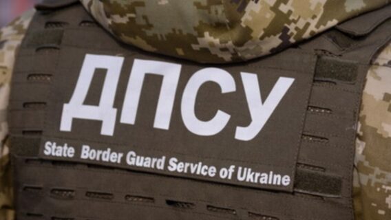 Прикордонники затримали та звинуватили програміста у спробі незаконного перетину кордону. Той виявився заброньованим і мав дозвіл на виїзд на час відпустки, хоч виїжджати не планував: що вирішив суд