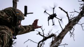 11 земельних ділянок і 10 люксових автомобілів — АРМА розшукало активи шахраїв, які привласнювали гроші зі зборів на дрони для ЗСУ