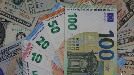 Глобальні тренди та їхній вплив на поточний курс євро до долара