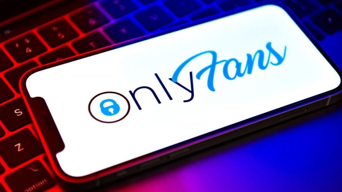 Вінничанин що оплатив підписку на контент OnlyFans моделі поскаржився на неї в поліцію. Силовики здійснили контрольну закупку аби перевірити його слова й знайти дівчину. Що тепер? 
