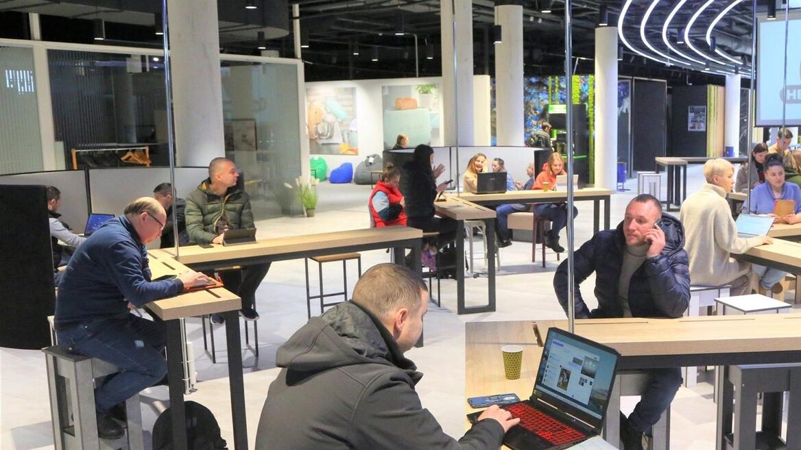 «Епіцентр» відкрив на Почайній у Києві безкоштовний коворкінг. Як його знайти