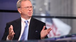 Колишній CEO Google заявив, що успішні ШІ-стартапи можуть красти інтелектуальну власність і наймати юристів, які владнають правові проблеми