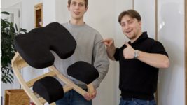 Українці створили унікальне крісло для роботи, що сприяє покращенню постави та знімає болі у спині. На Kickstarter за лічені дні зібрано вчетверо більше коштів, ніж планували 