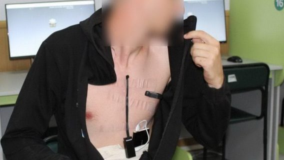 Гаджетоманія в дії. У Вінниці кандидат у водії намагався за допомогою мікропристроїв скласти теорію з автосправи: обвішався камерою, мікрофоном, павербанком