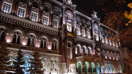 НБУ разрешил банкам продавать гражданам больше безналичной валюты: сколько валюты можно купить в месяц
