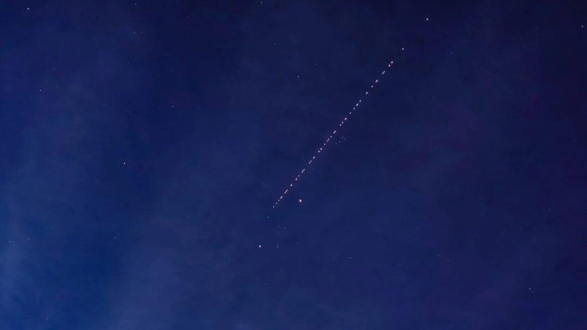 Один із супутників Starlink вибухнув на орбіті