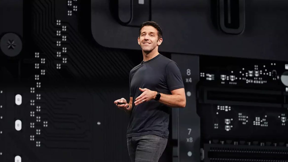 Стало известно кто может заменить Тима Кука в должности CEO Apple. Компания имеет двух основных кандидатов