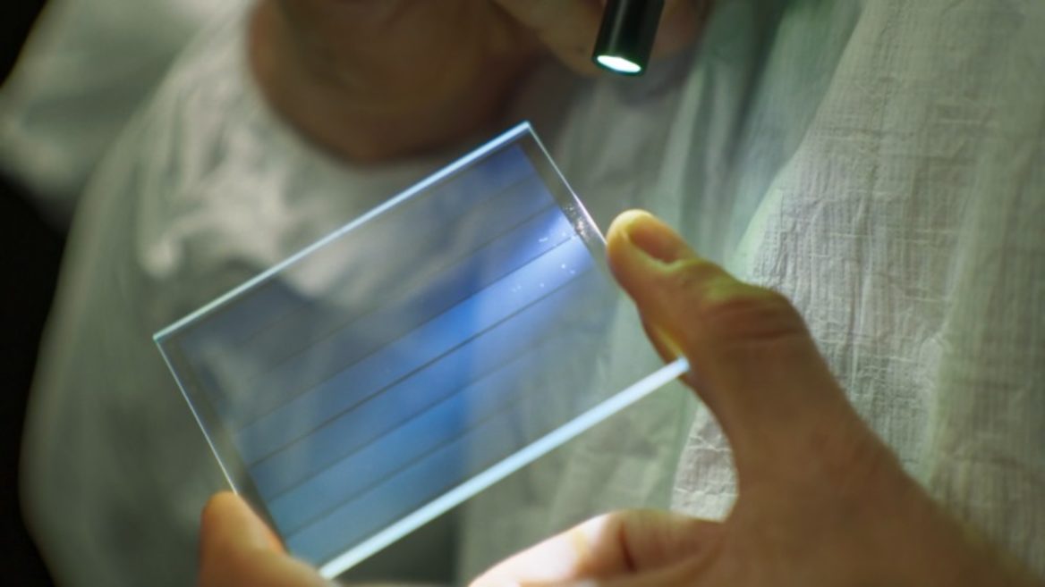 У Microsoft створили скляну пластину на якій можна зберігати дані протягом 10 000 років
