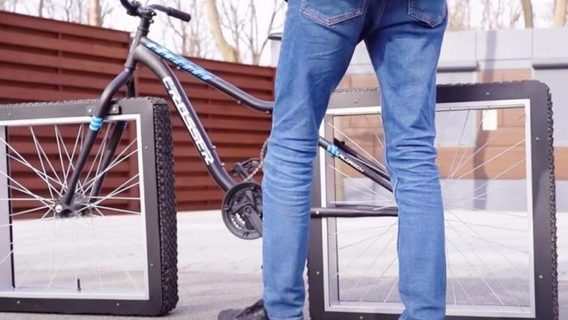 Украинский инженер в Торонто создал велосипед с квадратными колесами, который произвел фурор среди зрителей Youtube: видео и характеристики
