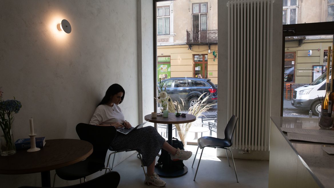 Після жовтневих обстрілів виручка українських ресторанів та кафе знов пішла вгору. Як? Ось вам дослідження від IT-компанії Poster