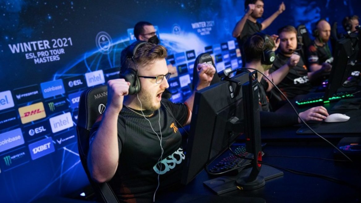 UPD. Британського гравця російської кіберспортивної команди Forze що належить «Лукойл» замінили через українське гасло «Слава Україні». Він уже опублікував вибачення