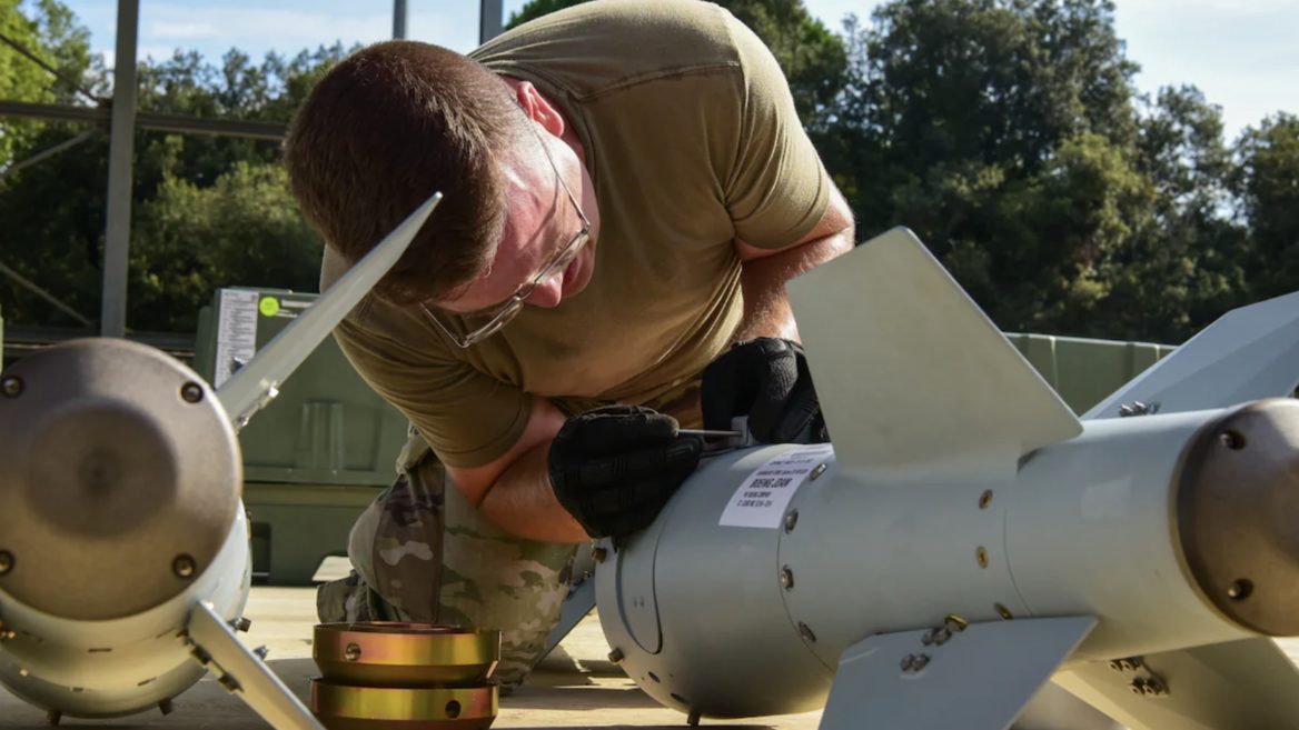 США планируют передать Украине комплекты JDAM Они превращают обычные бомбы в «умные»