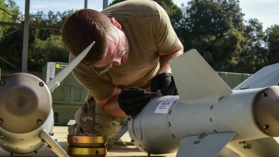 США планують передати Україні комплекти JDAM. Вони перетворюють звичайні бомби в «розумні»