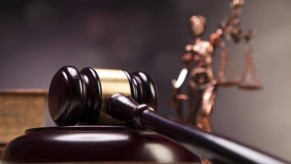 Розробник заявляє що колишній роботодавець погрожує йому та його новому СЕО судом. Ймовірно справа у небажанні ексроботодавця виплатити борг по зарплаті 