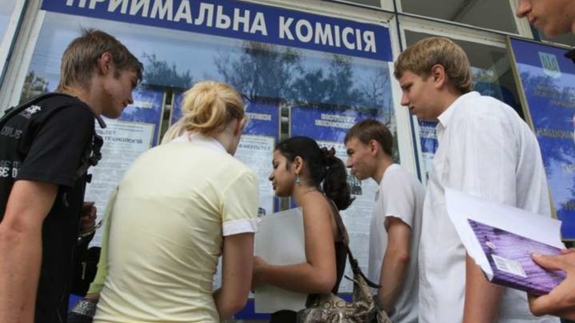 Абітурієнти масово обирають менеджмент замість ІТ і права: вступники 2025 року змінили пріоритети
