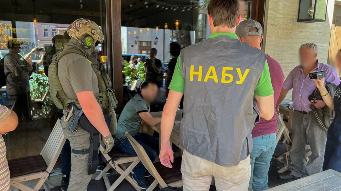 Вимагав хабар у криптовалютника: ВАКС засудив працівника СБУ до 10 років ув’язнення та конфіскації майна включаючи криптовалюту